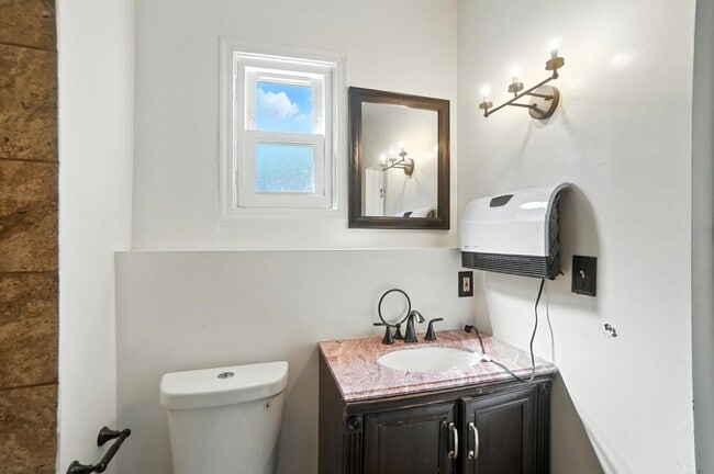 Building Photo - Two Bedroom in Newport!