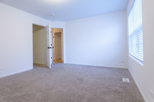 Building Photo - 261 Springbrook Trail S