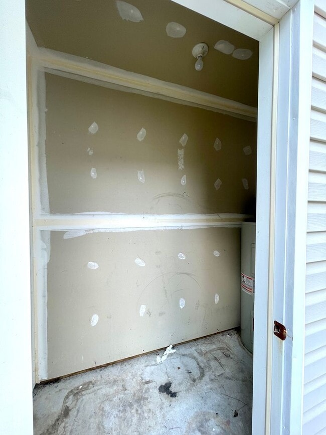 Building Photo - Minutes to Camp Lejeune! Pets with Owner Approval!