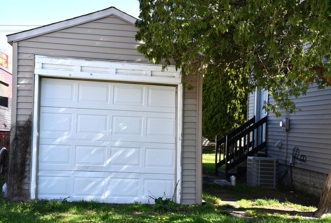 Building Photo - NEW LISTING!!! 3 Bedroom House - MOVE IN SPECIAL