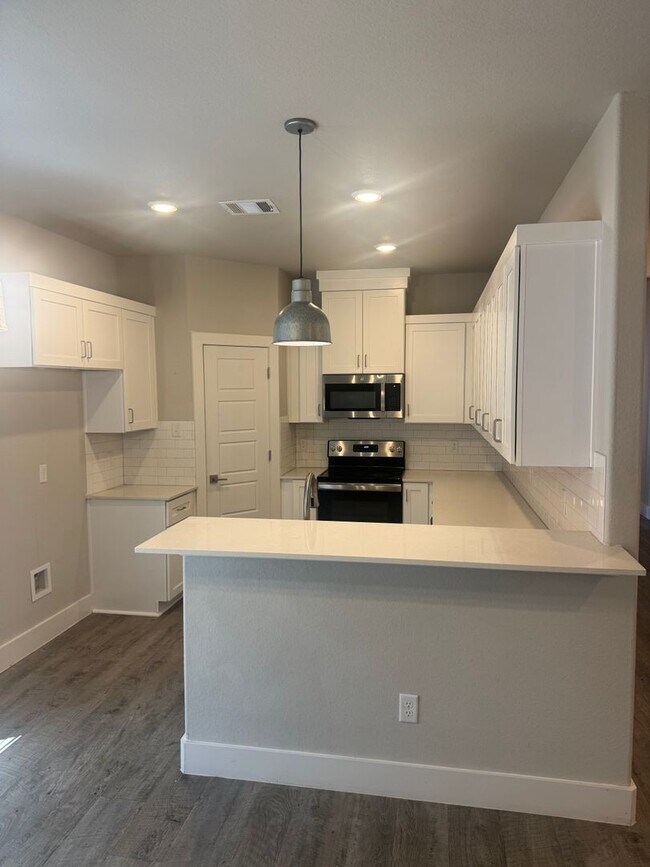 Building Photo - 3/2/2 Cozy Kitchen - Huge Closets - Tub in...