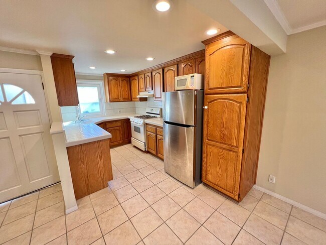 Building Photo - Peninsula Living just steps to the Beach