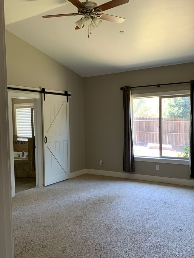 Building Photo - Beautiful home in very desirable neighborhood