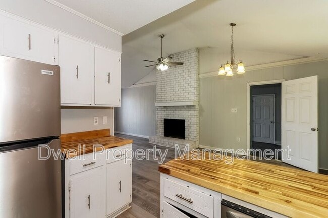 Building Photo - 2614 Andorra Dr