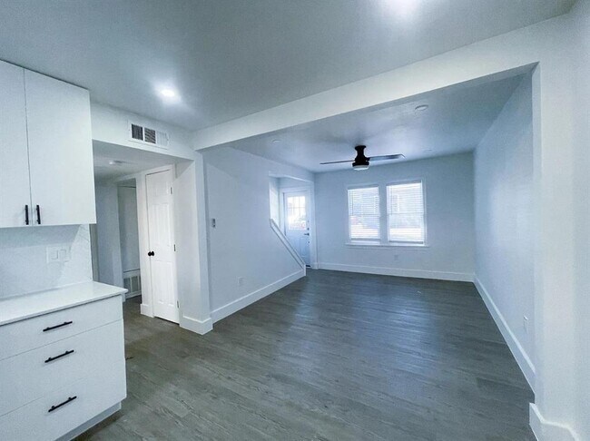 Building Photo - 110 E 30th St