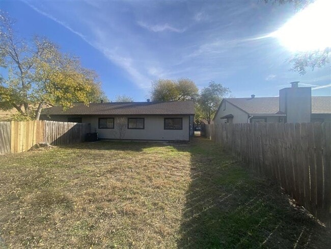 Building Photo - Spacious 3/2 duplex with a garage