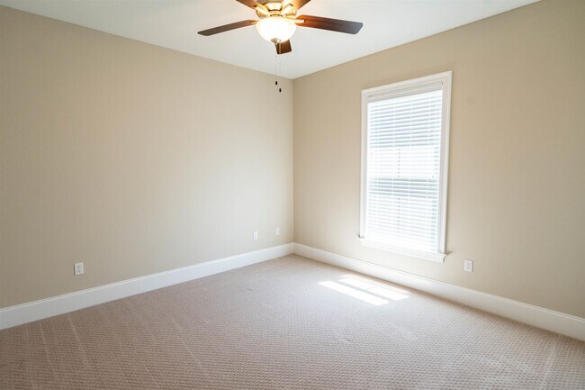 Building Photo - 165 Benoit Cir
