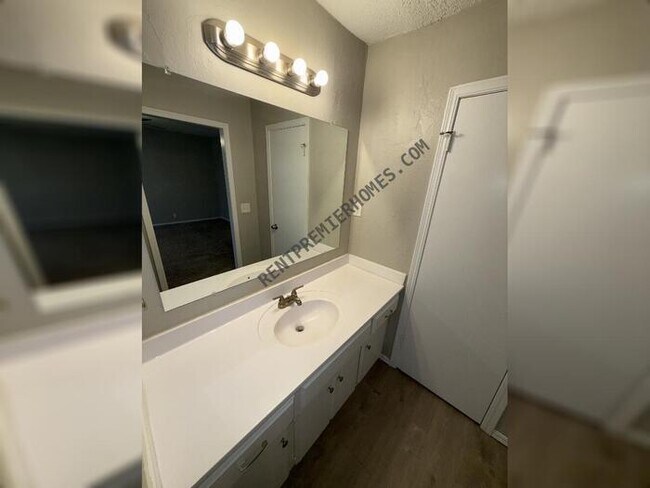 Building Photo - 10101 Carnie Cir