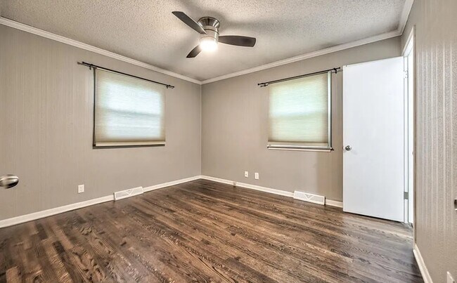 Building Photo - 8608 Maple Ave