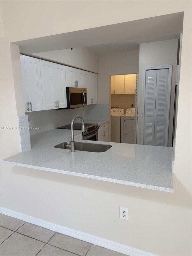 Building Photo - 9340 Fontainebleau Blvd