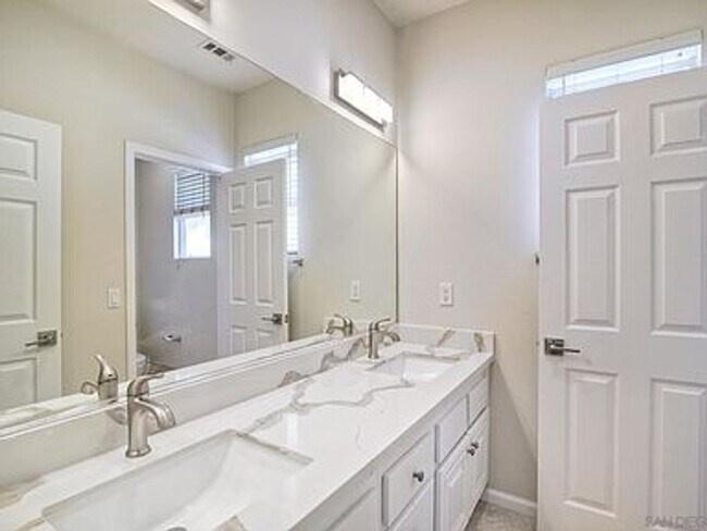 Building Photo - Stylish Torrey Santa Fe Living – 4 Bed, 2....