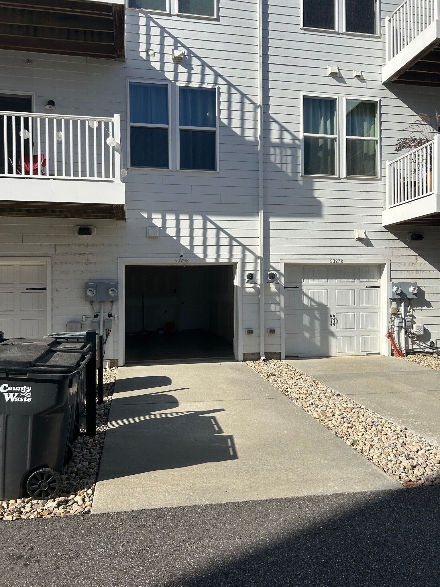 Outdoor driveway and garage - 5329 Old Main St