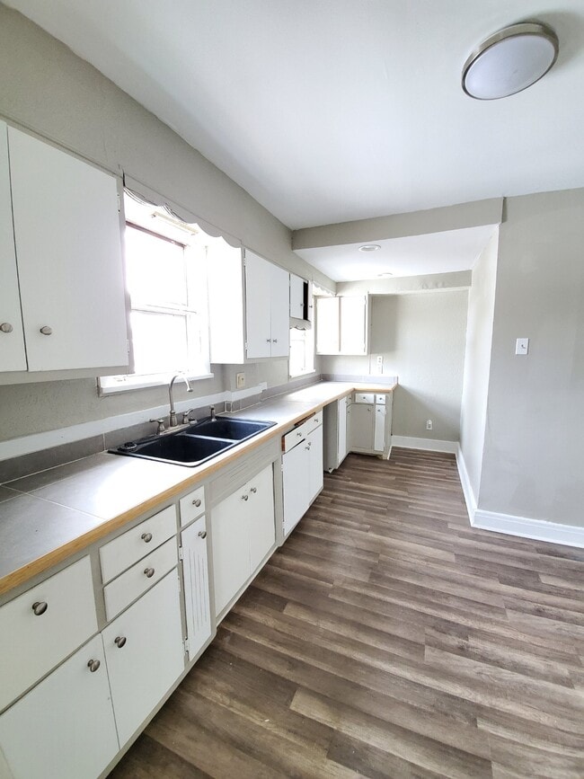 Building Photo - 460 Baird St