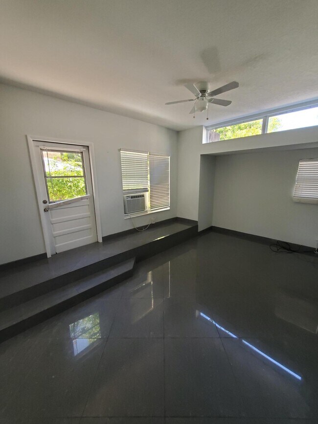 Building Photo - 301 Central Dr