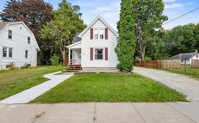 Building Photo - 717 4th St