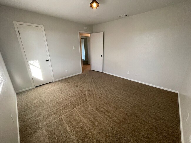 Building Photo - 552 Lawson Ln
