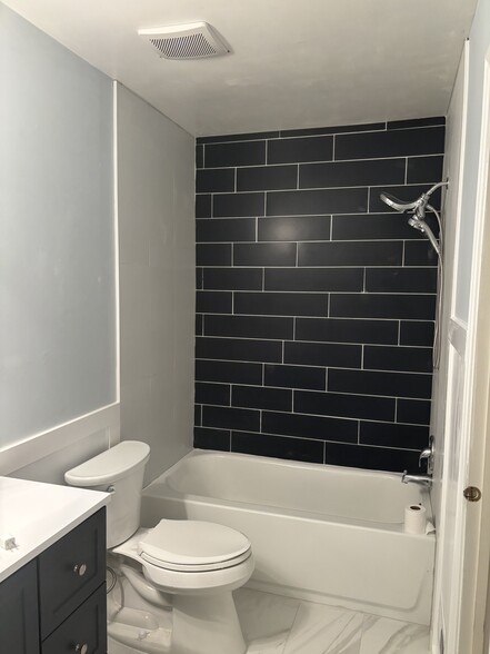 Guest full bathroom-newly renovated - 44 Ebony Ct