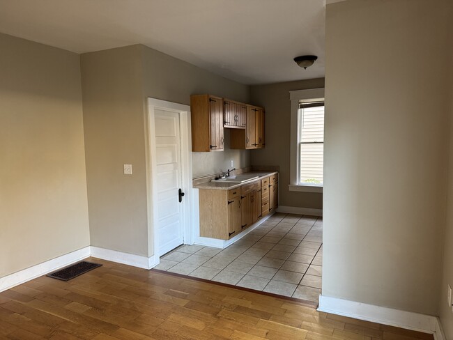 Kitchen - 425 Greenwood Ave