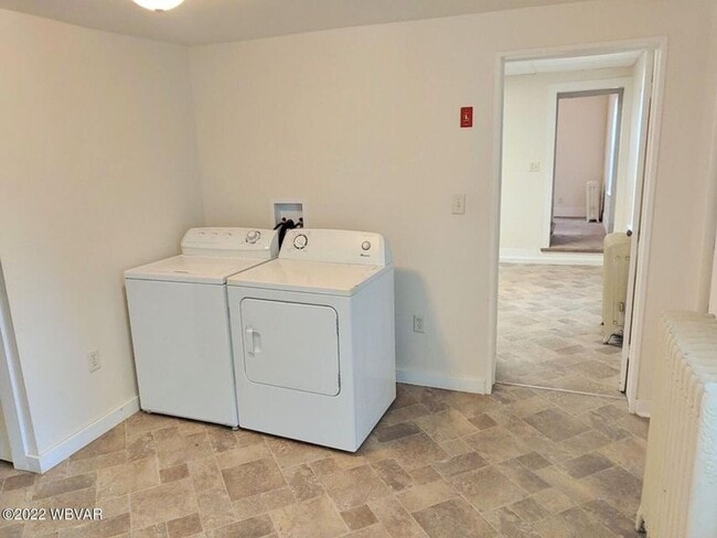 Building Photo - Spacious home