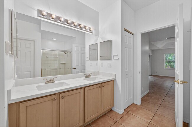Building Photo - 5020 N La Sedona Cir