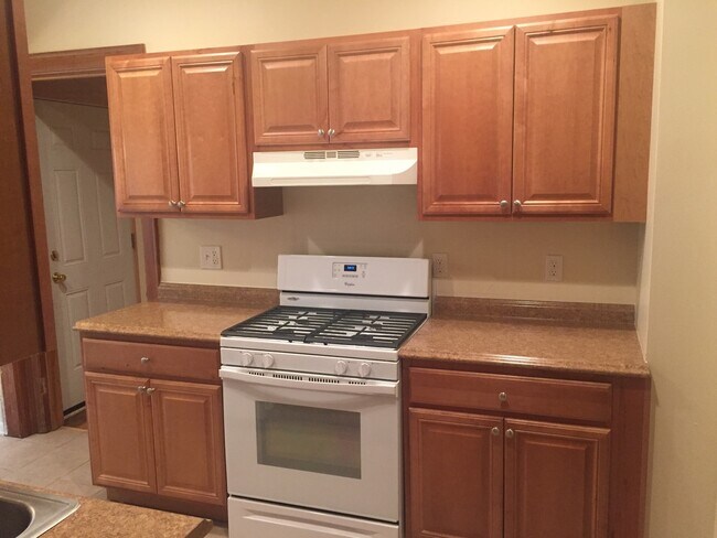 Building Photo - 2704 E Hartford Ave