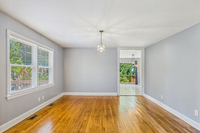 Building Photo - Charming Ranch Home with Bonus Studio & Ou...