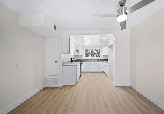 Building Photo - "Charming 3-Bed Townhouse with Granite Countertops & Hardwood Floors in Santa Ana!"
