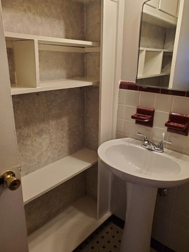 Building Photo - House for Lease -2505 Douglas