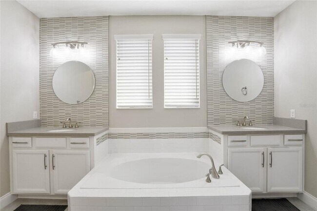 Building Photo - 8414 Vivaro Isle Way