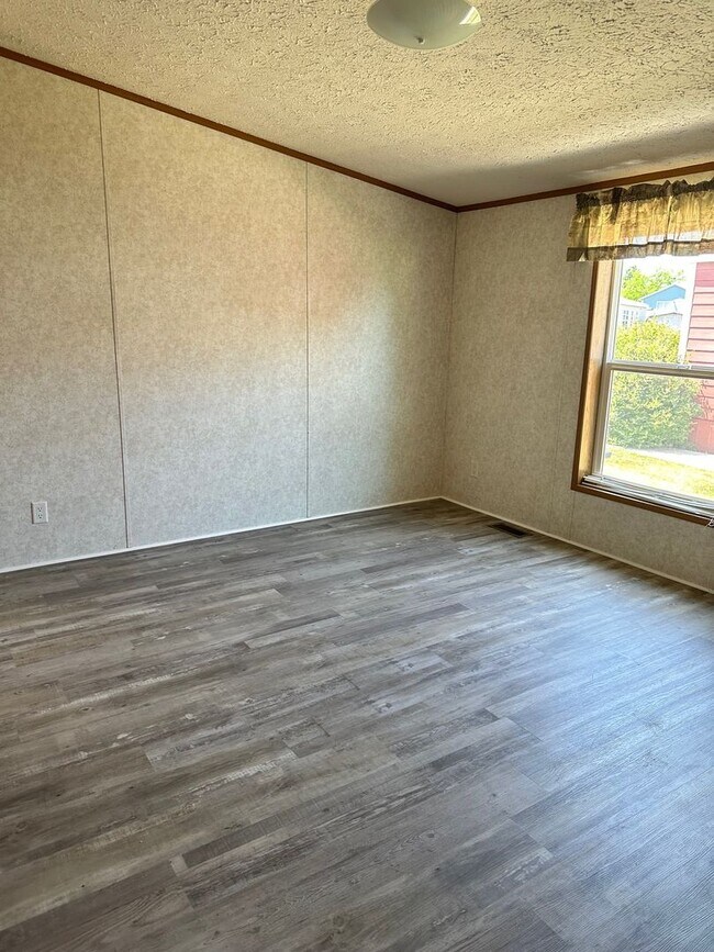 Building Photo - Centrally Located 3 BD 2 BA Modular Home
