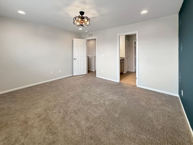 Building Photo - $0 DEPOSIT OPTION. BRIGHT AND SPACIOUS 3-B...