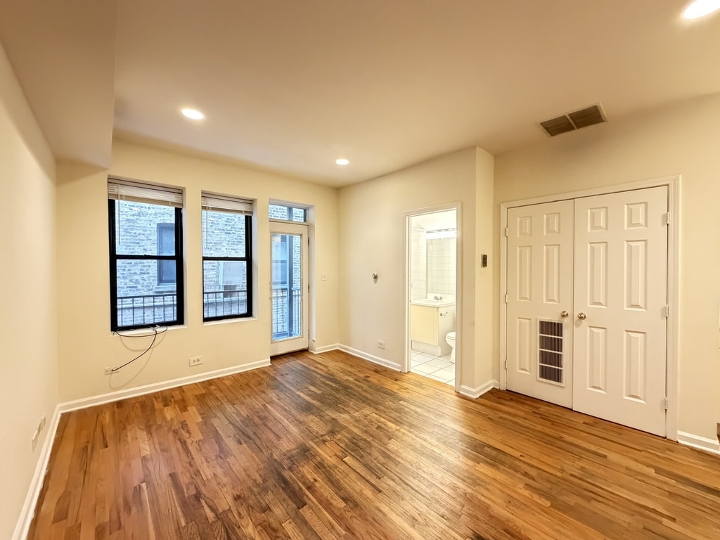 Building Photo - 909 W Dakin St