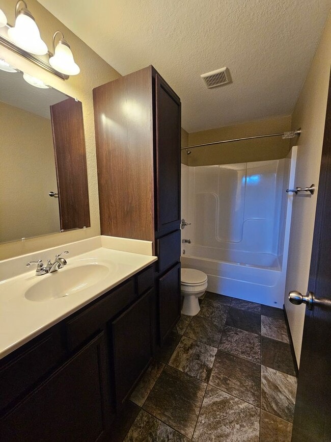 Building Photo - 4 BEDROOM | 3 BATH | TOWNHOME | GARAGE | WEST SIDE