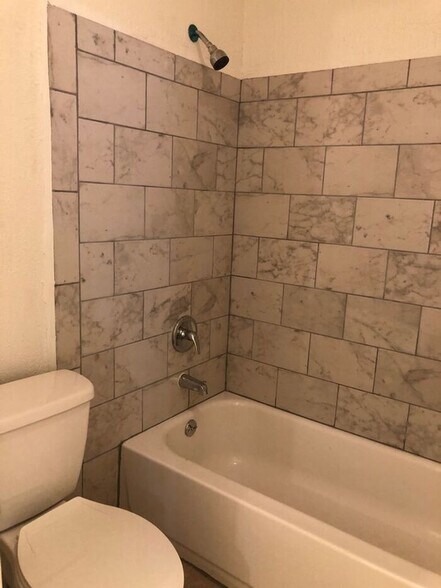 Building Photo - 2121 W Royal Palm Rd