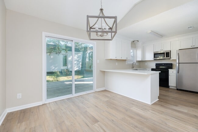 Building Photo - 208 Mountain Creek Dr