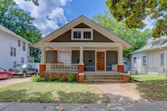 Primary Photo - Remodeled Historic 3 Bedroom in The Heights!