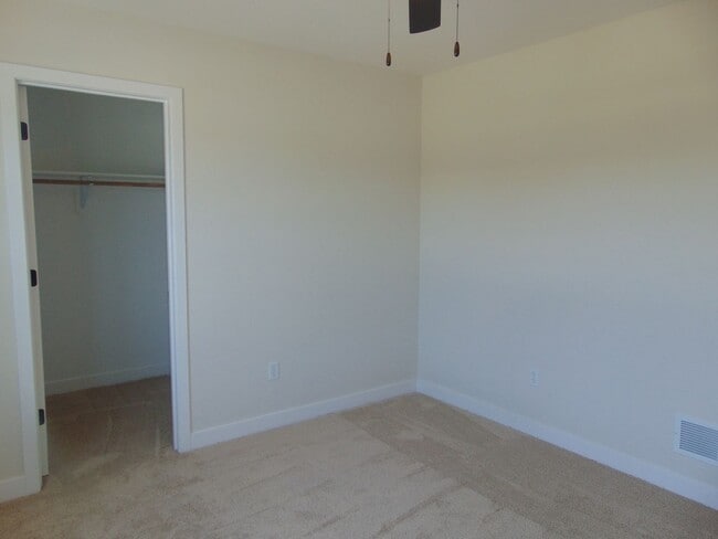 Building Photo - New Modern 3 Bed 2 Bath House