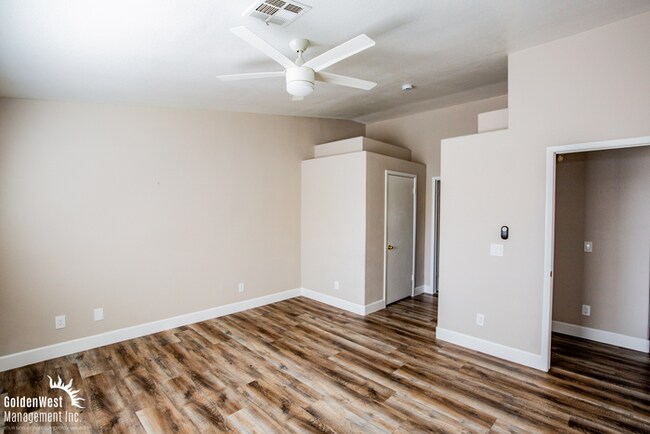 Building Photo - Stylish 2Bdm 2Ba Upstairs Condo in Gated C...