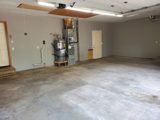 Building Photo - Short Term Lease Available