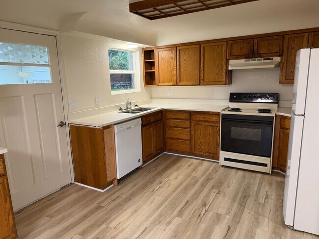 Building Photo - Sweet Home 3234