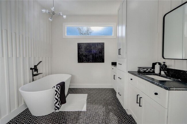 Building Photo - 2014 Cambridge Ave