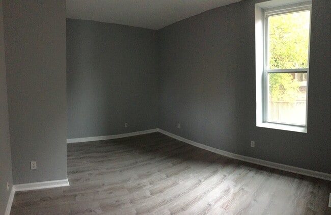 Building Photo - Spacious 3 Bed, 2 Full Bath Home! Renovate...