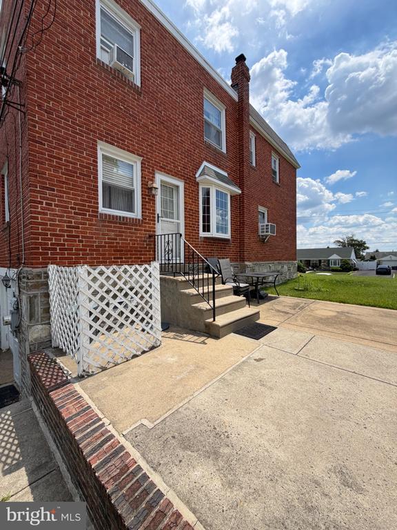 Building Photo - 9944 Ferndale St
