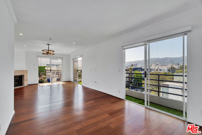 Building Photo - 116 S Croft Ave
