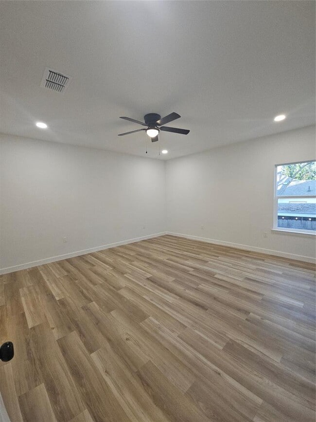 Building Photo - 810 Mora St