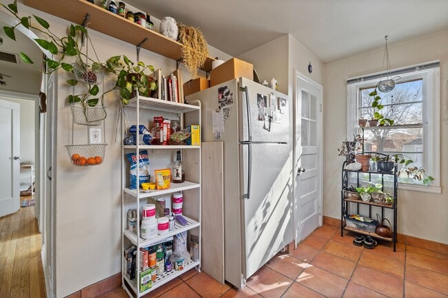 Building Photo - Excellent Main Floor Duplex Unit in Heart ...