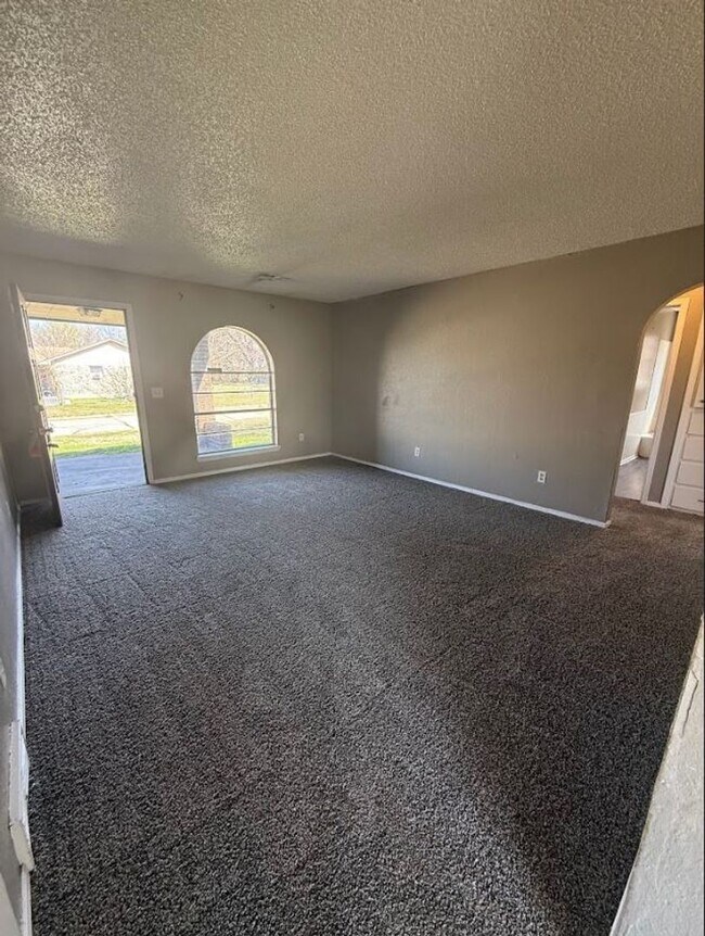 Building Photo - Charming 5 Bedroom House