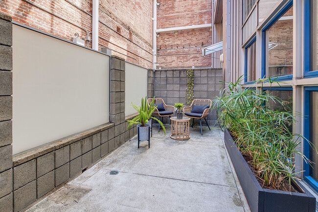 Building Photo - 650 Delancey St