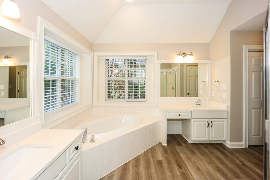Building Photo - 130 Woodlake Dr
