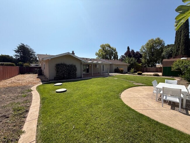 Building Photo - Massive 4-Bedroom home in Quiet Green Vall...